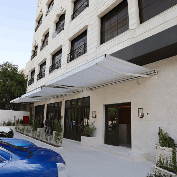 Awning system with motorized remote control, designed for balconies, shops, and restaurants.